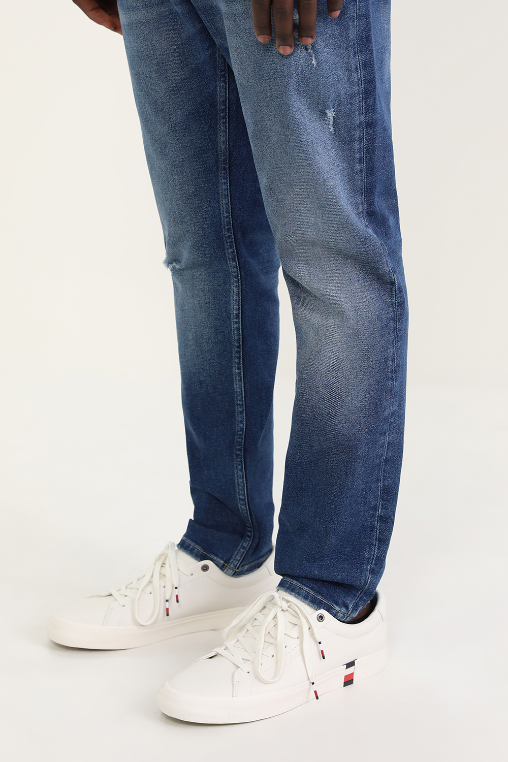 תמונת כל הלוק של סניקרס מעור עם דגל המותג TOMMY HILFIGER
